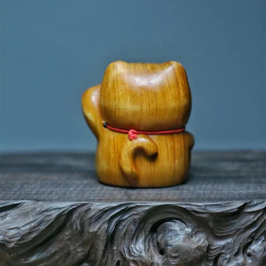 Maneki Neko en bois vu de dos